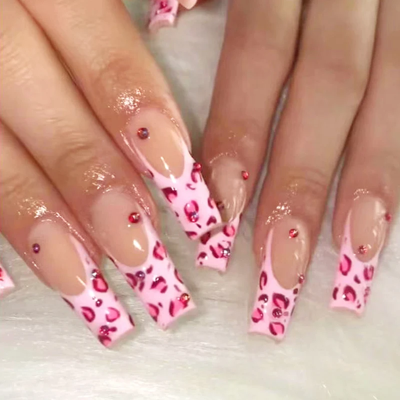 Kunstvolle Nagelkunst mit Leopardenmuster und Glitzerakzenten Karnz