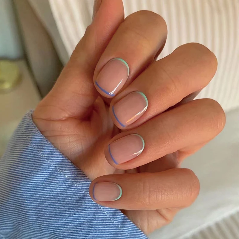 Kunstvolle Nagelkunst mit kreativen French-Tips Karnz