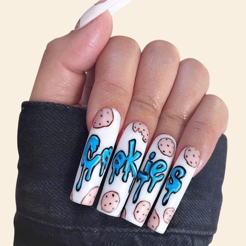 Kunstvolle Nagelkunst mit Keks-Motiv Karnz
