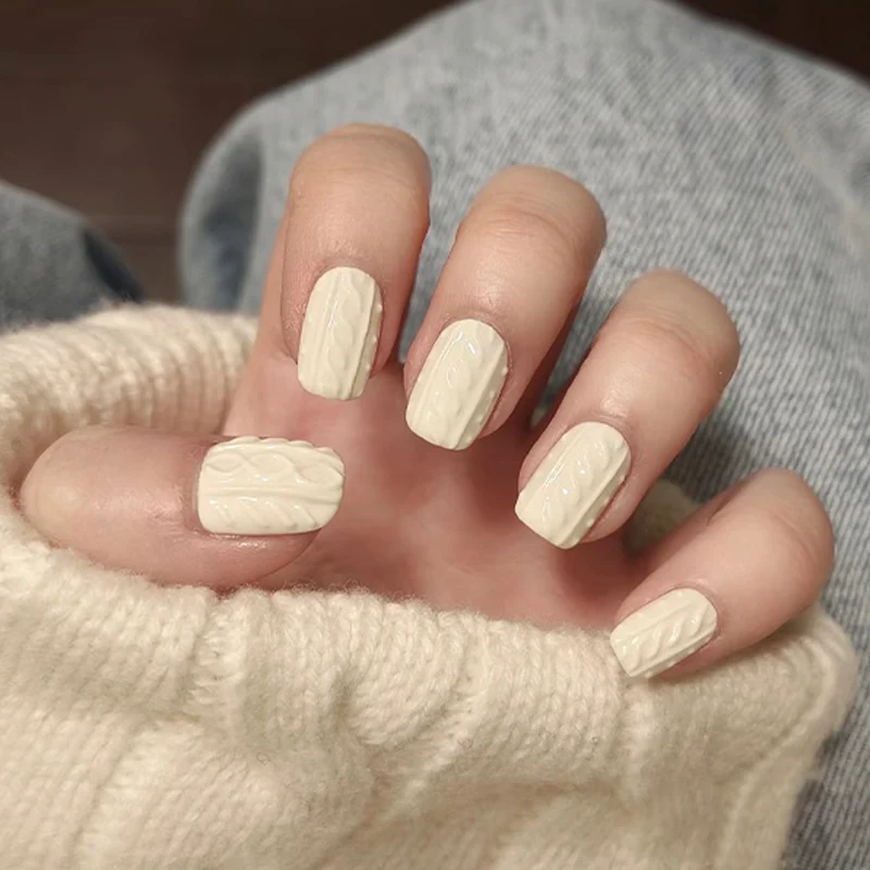 Kunstvolle Nagelkunst mit Kabelmuster Karnz