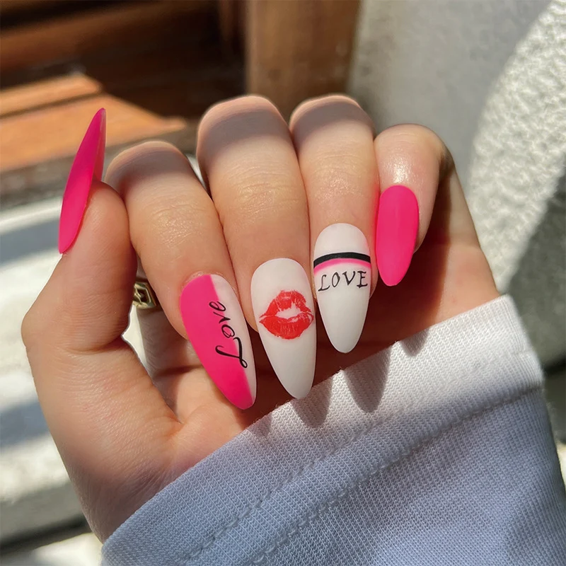 Kunstvolle Nagelkunst mit Herzmotiven und kreativen Akzenten Karnz