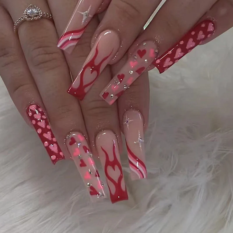 Kunstvolle Nagelkunst mit Herzen und Glitzerakzenten Karnz