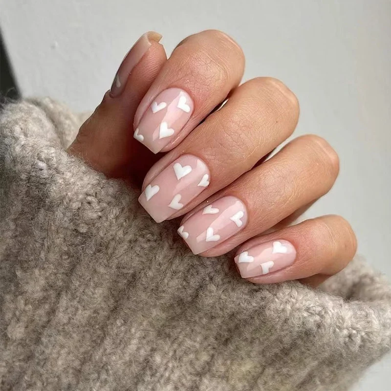 Kunstvolle Nagelkunst mit Herzen-Motiv Karnz