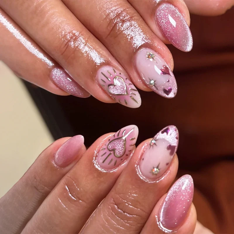 Kunstvolle Nagelkunst mit Herzdesign und Glitzer Karnz