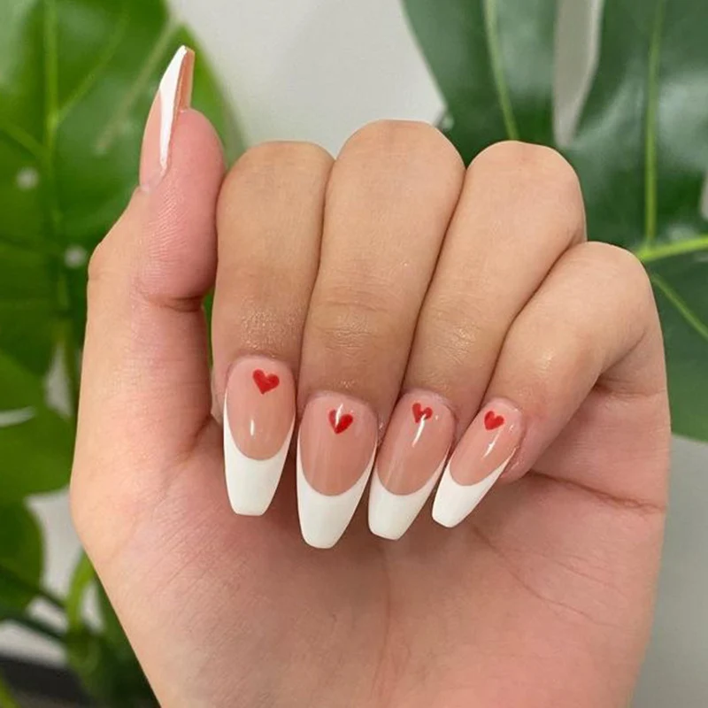 Kunstvolle Nagelkunst mit Herzakzenten Karnz