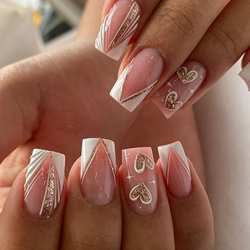Kunstvolle Nagelkunst mit Herz-Design und Glitzereffekten Karnz