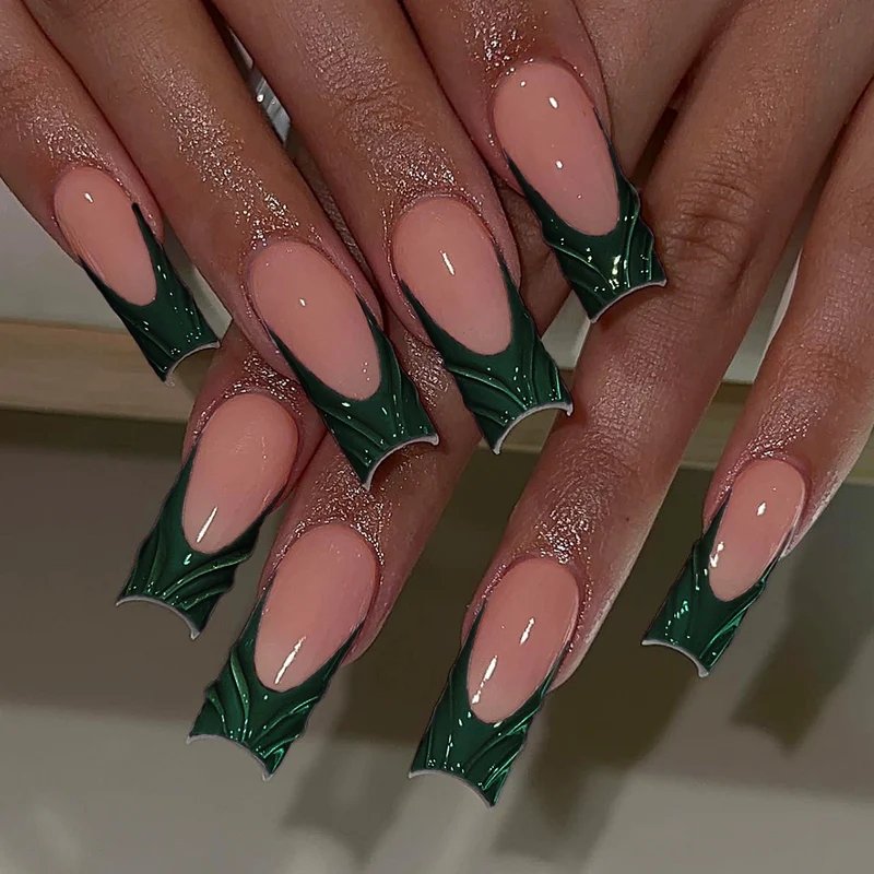 Kunstvolle Nagelkunst mit Grünen Akzenten Karnz