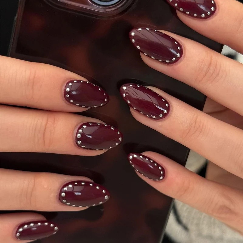 Kunstvolle Nagelkunst mit Glitzerverzierungen Karnz