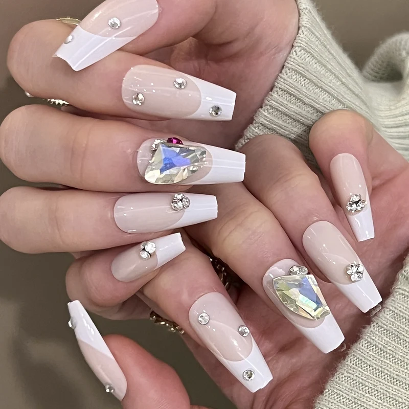Kunstvolle Nagelkunst mit Glitzerakzenten und Strassverzierungen Karnz