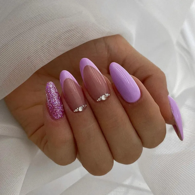 Kunstvolle Nagelkunst mit Glitzer- und Ombre-Effekten Karnz