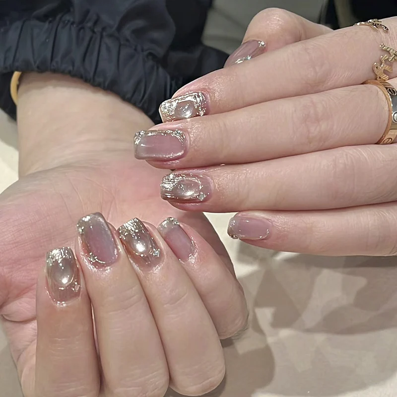 Kunstvolle Nagelkunst mit Glitzer- und Ombre-Effekt Karnz