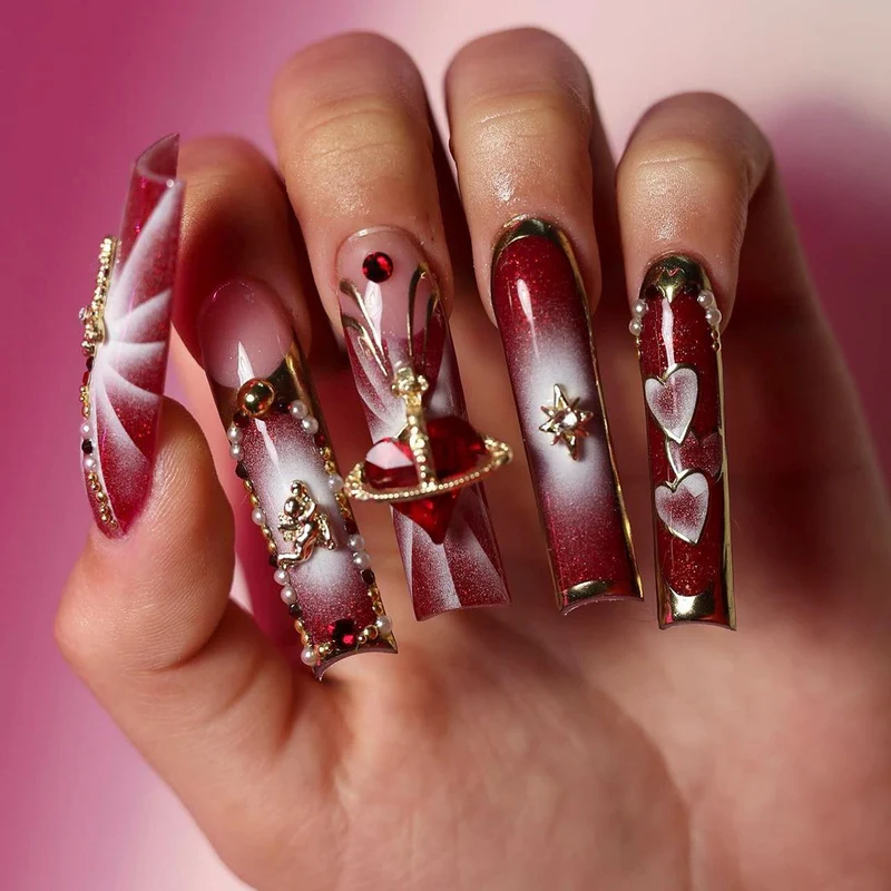 Kunstvolle Nagelkunst mit Glitzer- und Herzmotiven Karnz