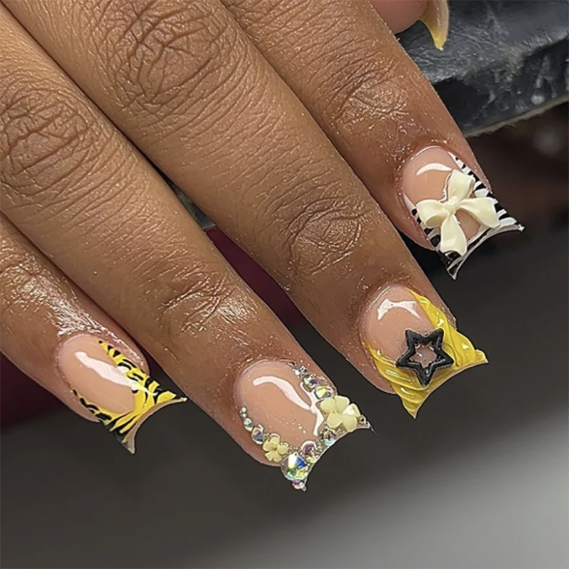 Kunstvolle Nagelkunst mit Glitzer- und Blütenakzenten Karnz