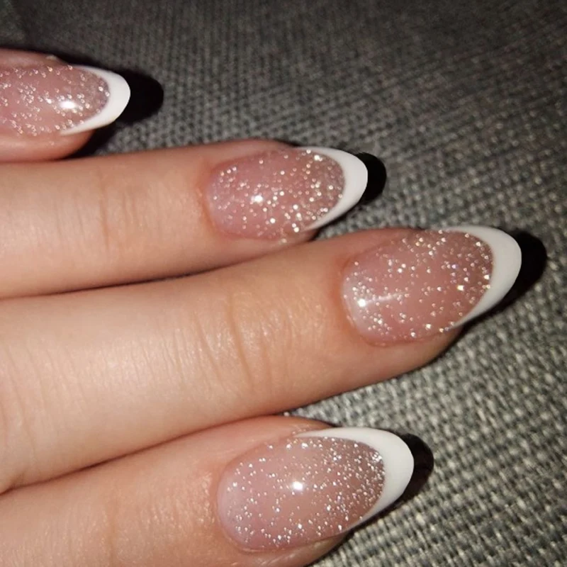 Kunstvolle Nagelkunst mit Glitzer in sanften Tönen und eleganten Spitzen Karnz