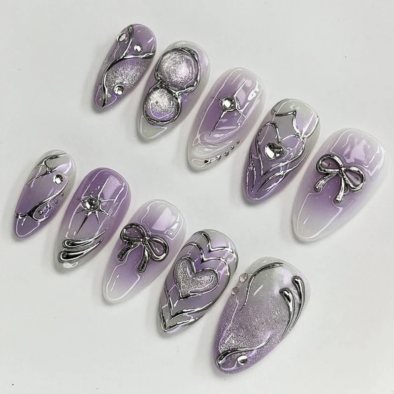 Kunstvolle Nagelkunst mit glänzenden Akzenten und zartem Lila Karnz