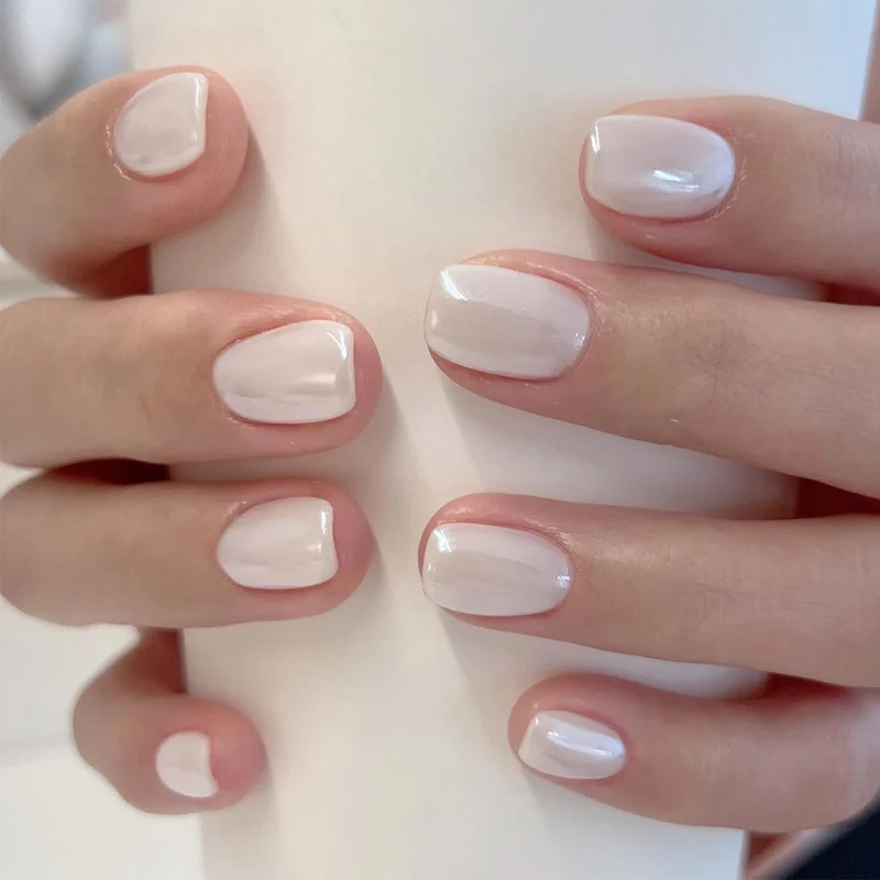 Kunstvolle Nagelkunst mit glänzendem Finish Karnz