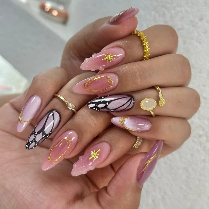 Kunstvolle Nagelkunst mit geometrischen und floralen Motiven Karnz