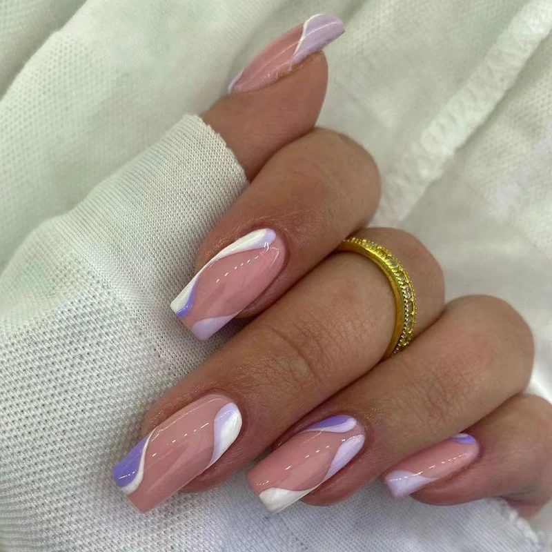 Kunstvolle Nagelkunst mit geometrischen Mustern Karnz