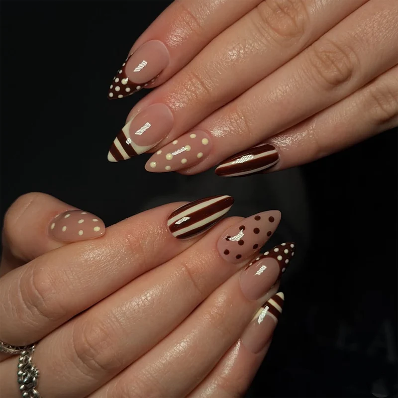 Kunstvolle Nagelkunst mit geometrischen Motiven Karnz