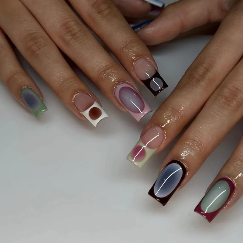 Kunstvolle Nagelkunst mit geometrischen Designs Karnz