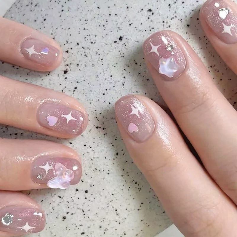 Kunstvolle Nagelkunst mit funkelnden Akzenten Karnz