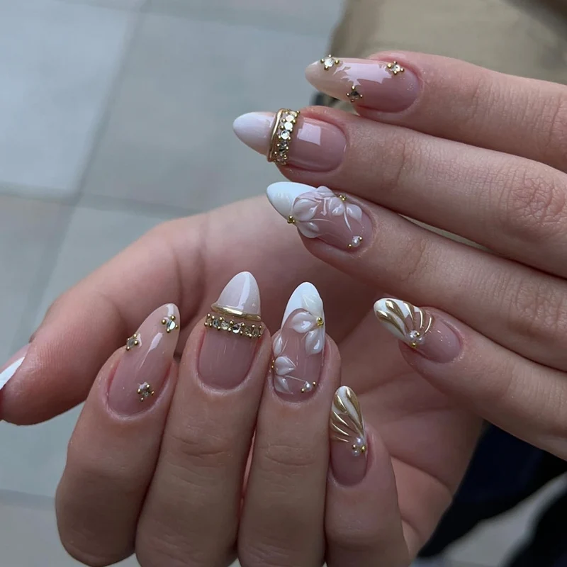 Kunstvolle Nagelkunst mit floralen und strassverzierten Akzenten Karnz