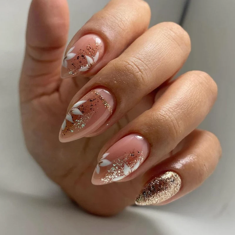Kunstvolle Nagelkunst mit floralen und glitzernden Akzenten Karnz