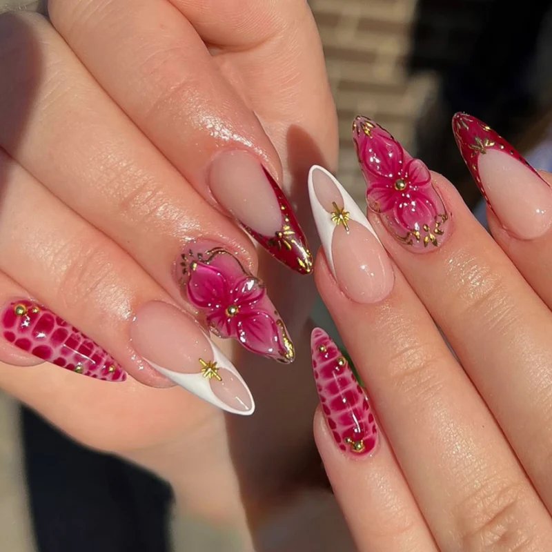 Kunstvolle Nagelkunst mit floralen und Glitzer-Akzenten Karnz