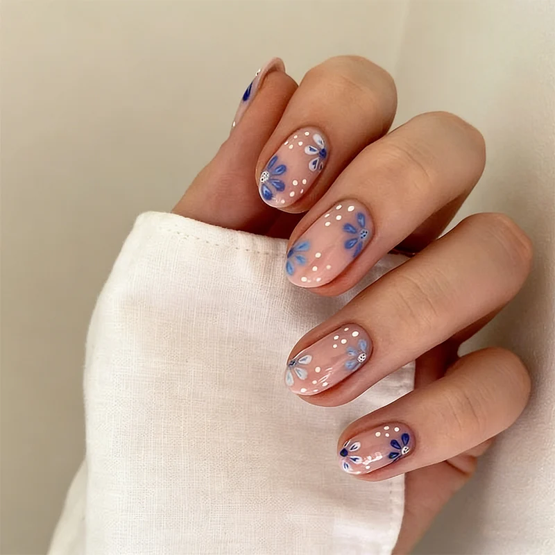 Kunstvolle Nagelkunst mit floralen Mustern Karnz