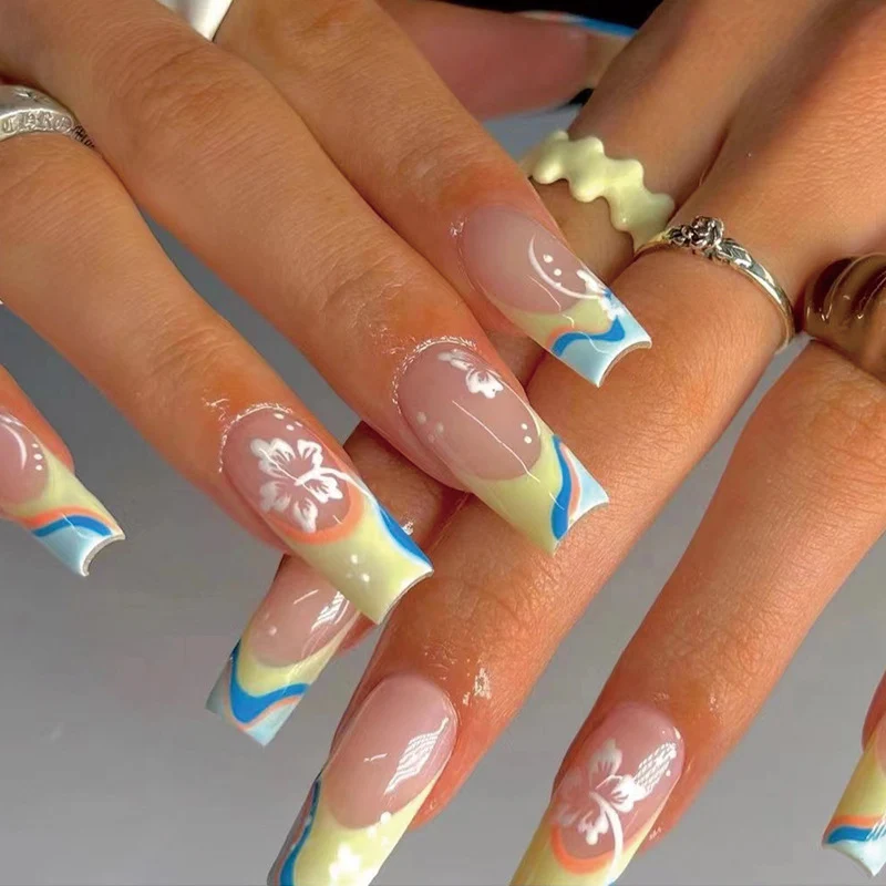 Kunstvolle Nagelkunst mit floralen Akzenten und kreativen Farbschichten Karnz