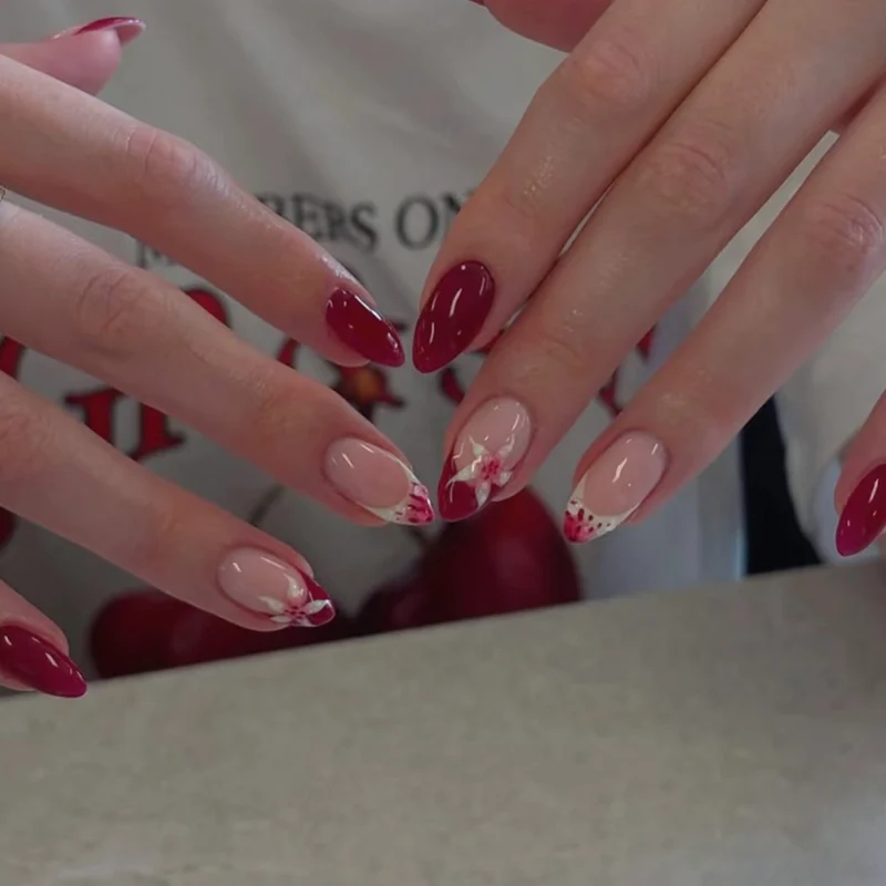 Kunstvolle Nagelkunst mit floralen Akzenten und glänzendem Finish Karnz