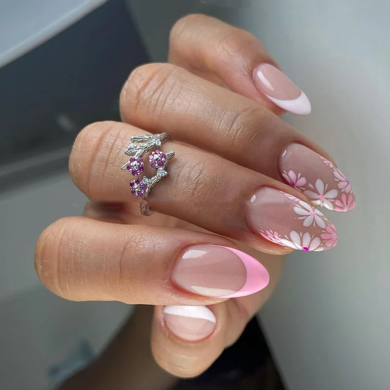Kunstvolle Nagelkunst mit floralen Akzenten Karnz