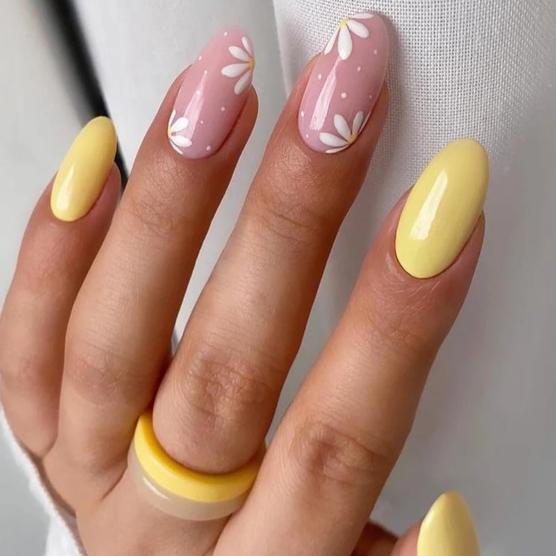 Kunstvolle Nagelkunst mit Floralen Akzenten Karnz