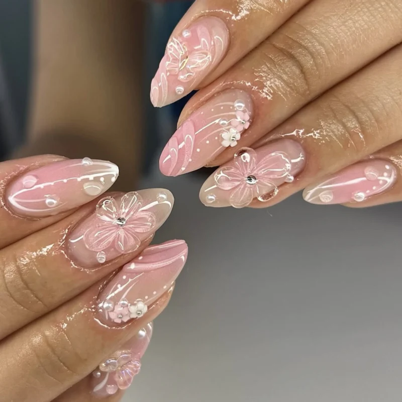 Kunstvolle Nagelkunst mit floralen 3D-Elementen Karnz