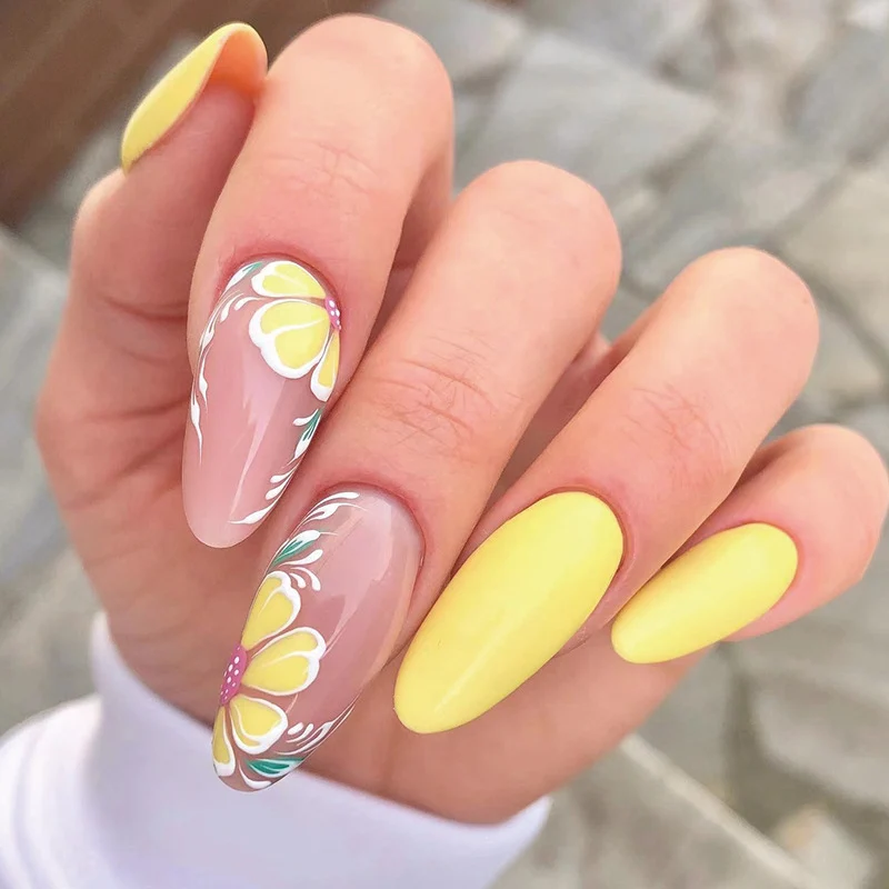 Kunstvolle Nagelkunst mit floralem Design Karnz