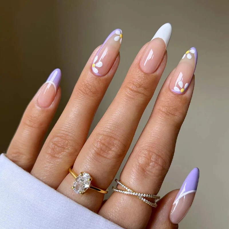 Kunstvolle Nagelkunst mit Floral-Design Karnz