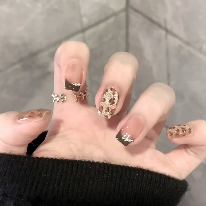 Kunstvolle Nagelkunst mit filigranen Verzierungen Karnz