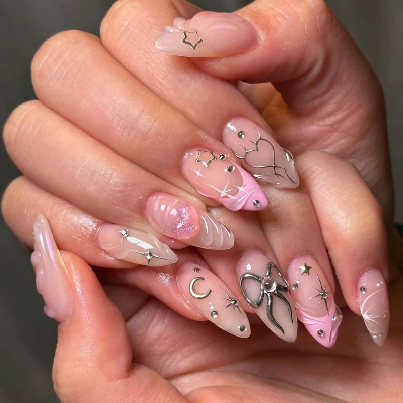 Kunstvolle Nagelkunst mit filigranen Designs und Glitzerakzenten Karnz