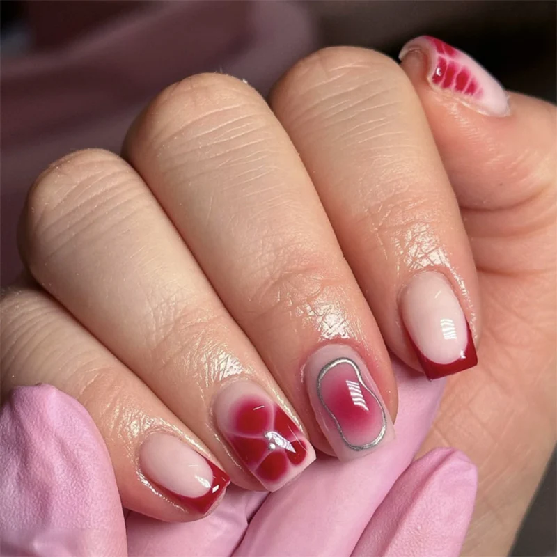 Kunstvolle Nagelkunst mit Farbverlauf und Glitzer Karnz
