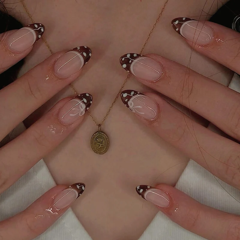 Kunstvolle Nagelkunst mit eleganter Spitzenverzierung Karnz