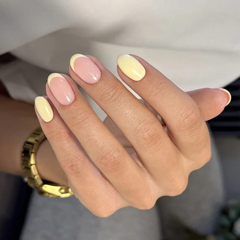 Kunstvolle Nagelkunst mit eleganter French-Spitze Karnz