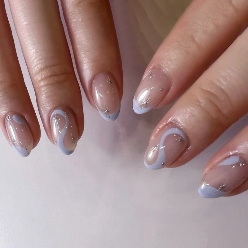 Kunstvolle Nagelkunst mit eleganten Wellenlinien und Glitzereffekten Karnz