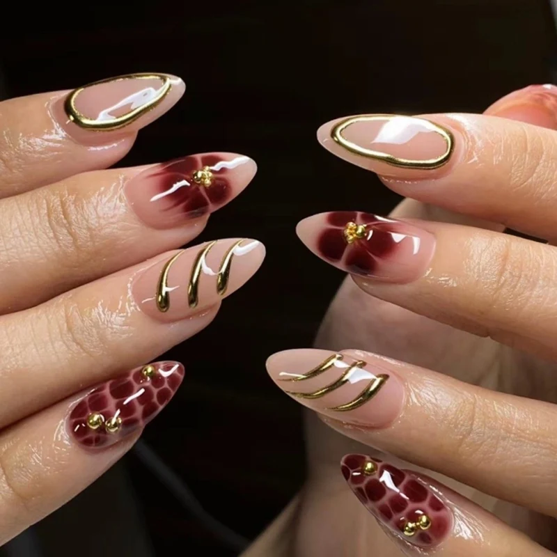 Kunstvolle Nagelkunst mit eleganten Verzierungen Karnz