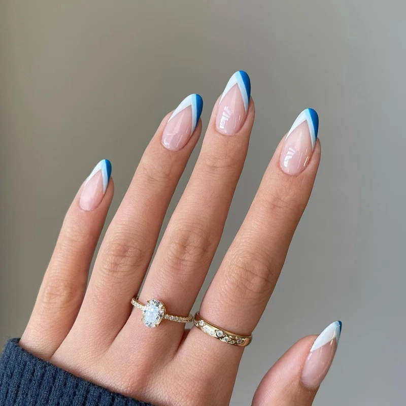 Kunstvolle Nagelkunst mit eleganten Spitzen und geometrischen Akzenten Karnz
