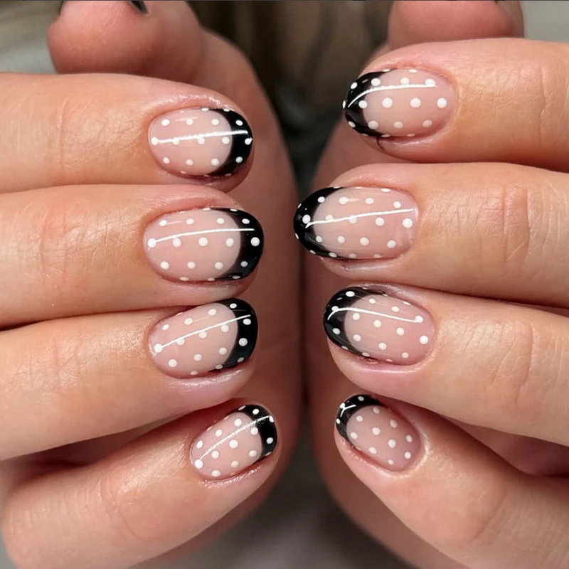 Kunstvolle Nagelkunst mit eleganten Punkten und Ombre-Effekt Karnz