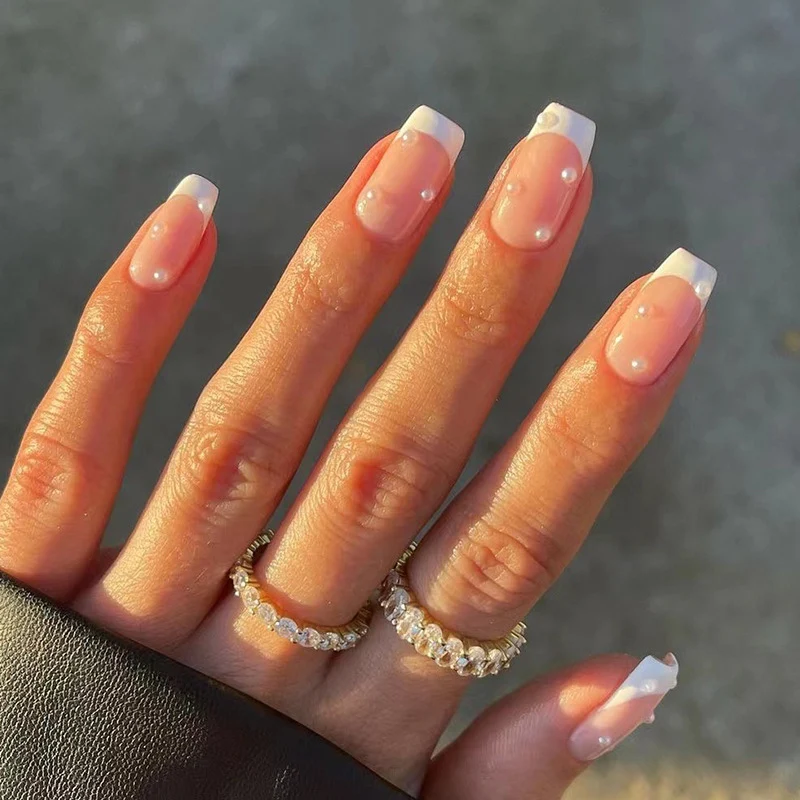 Kunstvolle Nagelkunst mit eleganten Perlen- und Glitzerakzenten Karnz