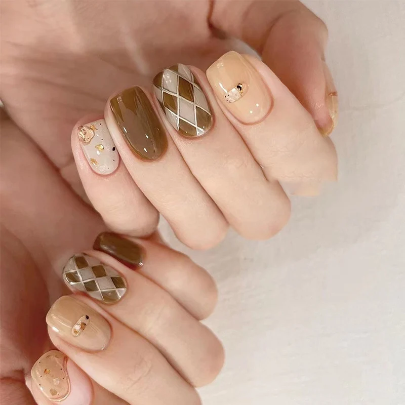 Kunstvolle Nagelkunst mit Eleganten Mustern Karnz