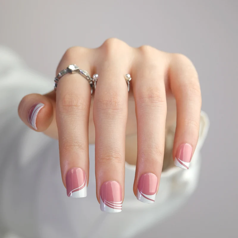 Kunstvolle Nagelkunst mit eleganten Linien Karnz