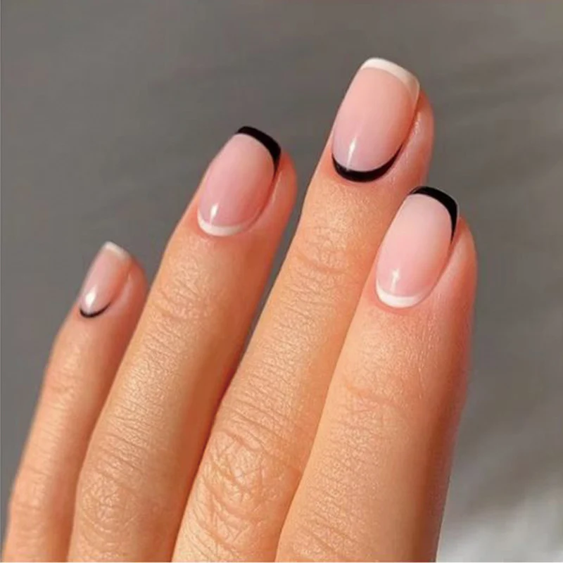 Kunstvolle Nagelkunst mit eleganten French-Spitzen Karnz