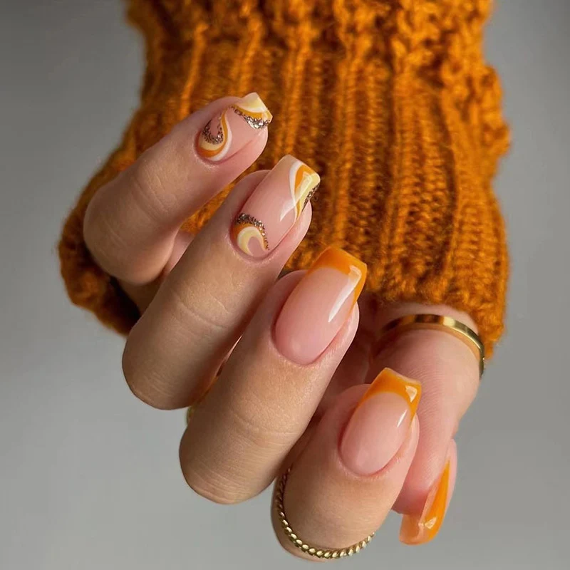 Kunstvolle Nagelkunst mit eleganten Design-Details Karnz